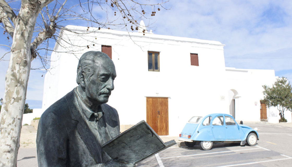 La estatua de Marià Villangómez se colocó en el año 2005 para recordar la figura literaria más importante de Ibiza Iglesia San Miguel Ibiza 03